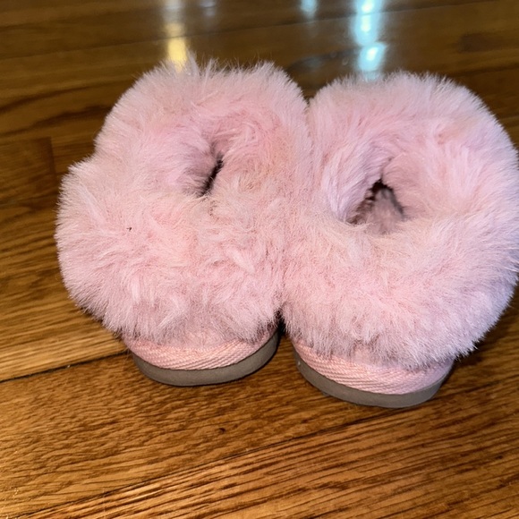 Cat & Jack - Faux fur size 7 toddler slippers in pink - Picture 4 of 6
